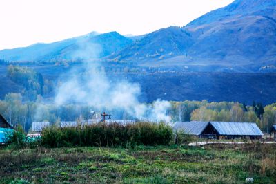 《炊烟起，禾木村的黄昏画卷》
