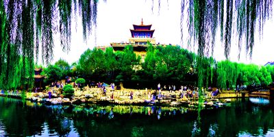 河泉绕阁，人城共栖