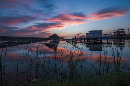 晚霞映射光伏园