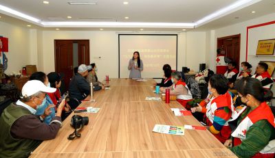 济南市红十字志愿服务队开展“重阳菊香”爱老敬老助老活动动