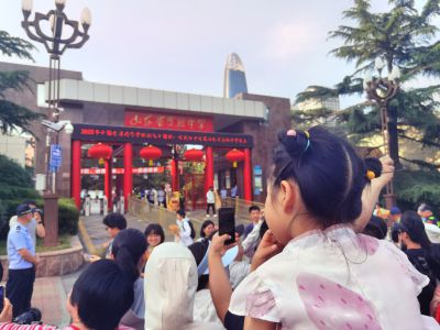 2025高最后考天，山东省实验中学考点鲜花、拥抱、合影…（3）