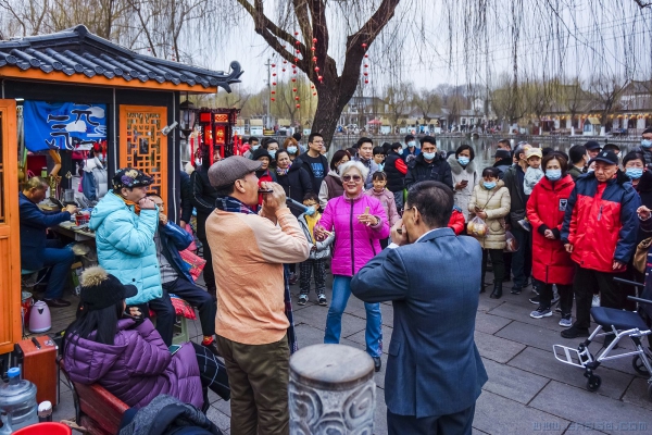 《口琴声声醉老街》