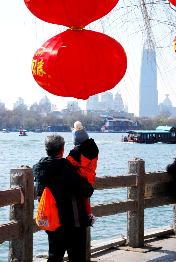《含饴弄孙明湖美》