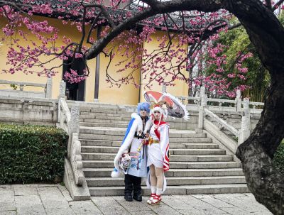 古寺梅初绽，相逢即是缘。