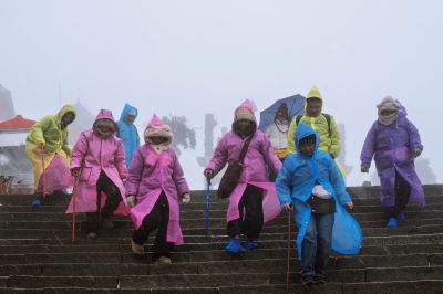 风雪登泰山的人