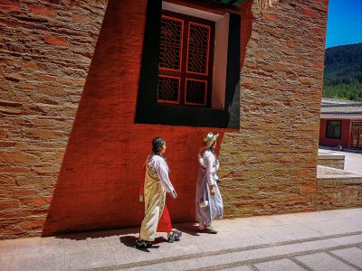 王振庆《东方摄影 · 我的2024》：《拉扑楞寺光影 》