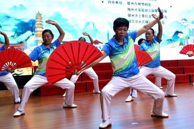 滕州市樱花苑社区重阳节演出《太极功夫扇》-3