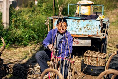 腊条编筐.指尖上的乡村记忆。