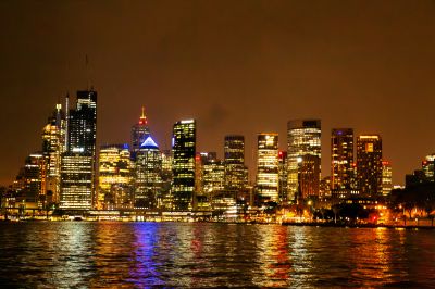 霓虹入水，人间坠星。