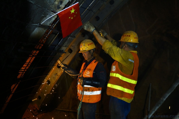 隧道里的国庆日