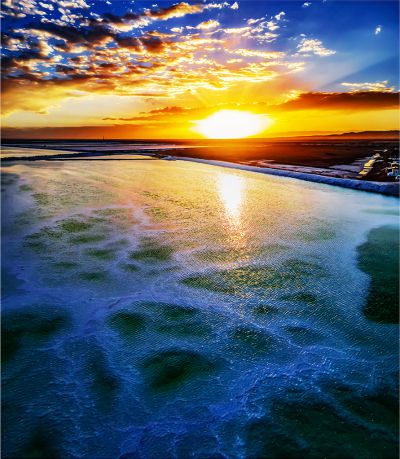 满湖碧玉染霞光