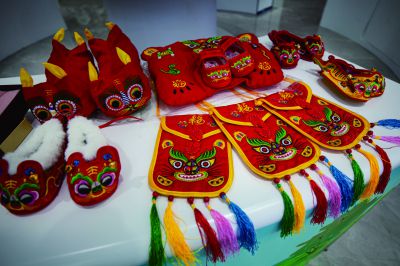 《福饰展乡情》