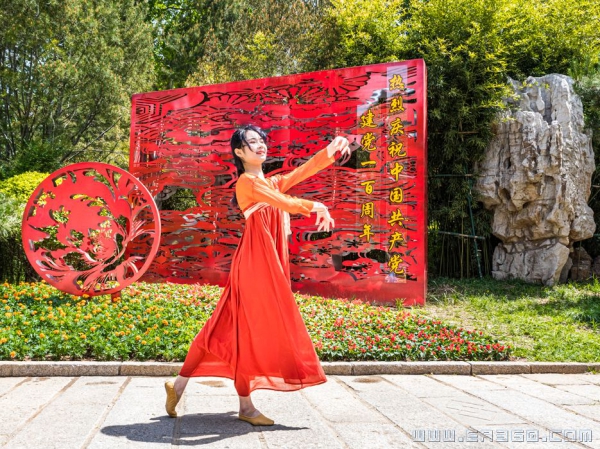 《颂歌献给您》