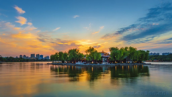 半湖瑟瑟半湖红