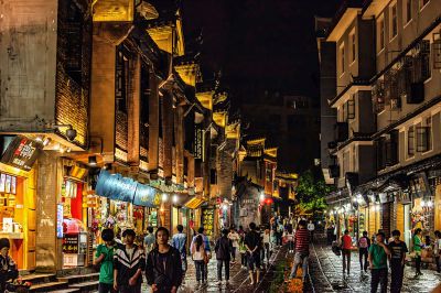 夜凤凰城华灯暖月明