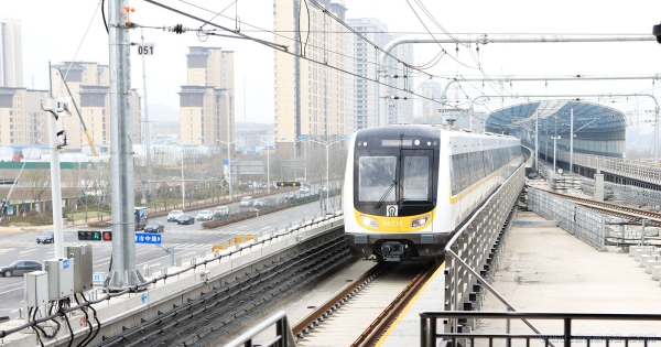 《市民喜乘地铁2号线》（组照）