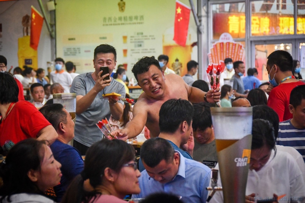 《五星红旗高高飘扬》