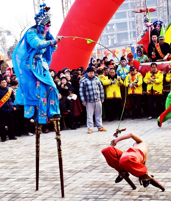 《精彩的高翘表演》