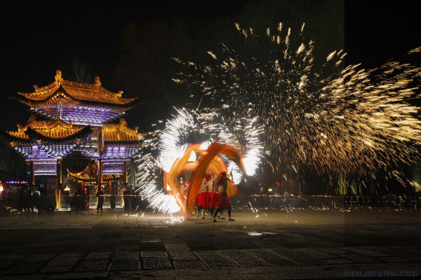 龙腾飞花映古城