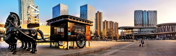 《夕阳璀璨西客站》