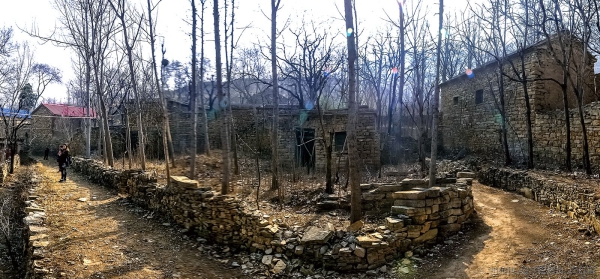 《晨曦中的古村落》