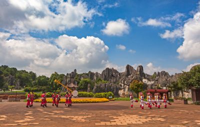 《歌舞映石林》