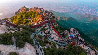 霞光映射日观峰