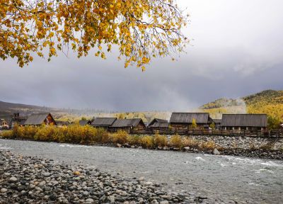 禾木河畔的枕水人家