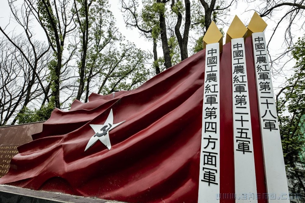 红旗招展指引前进