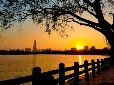 《明湖晚霞亦璀璨》