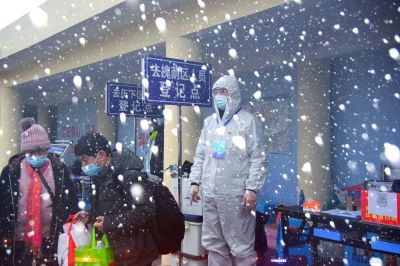 风雪中的抗疫人