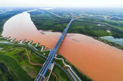 巨龙腾飞越黄河
