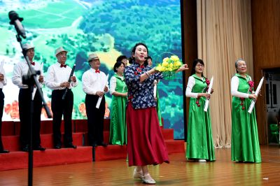 滕州市樱花苑社区重阳节演出《电吹管演奏》—3