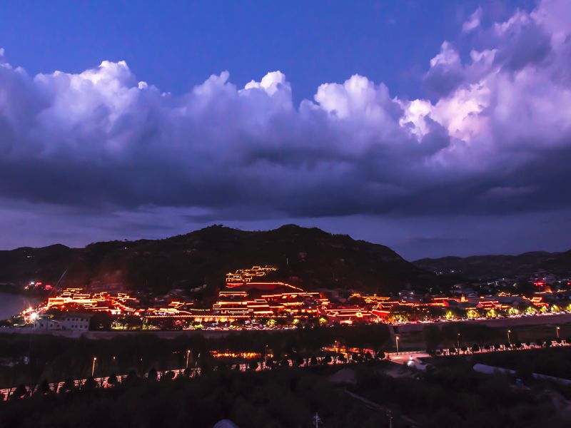 甄珍《东方摄影 · 我的2024》：《古镇灯火》