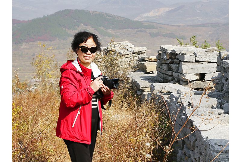 马丽《东方摄影 · 我的2024》：《追踪大漠深处的胡杨树》（组照） ... ... ...