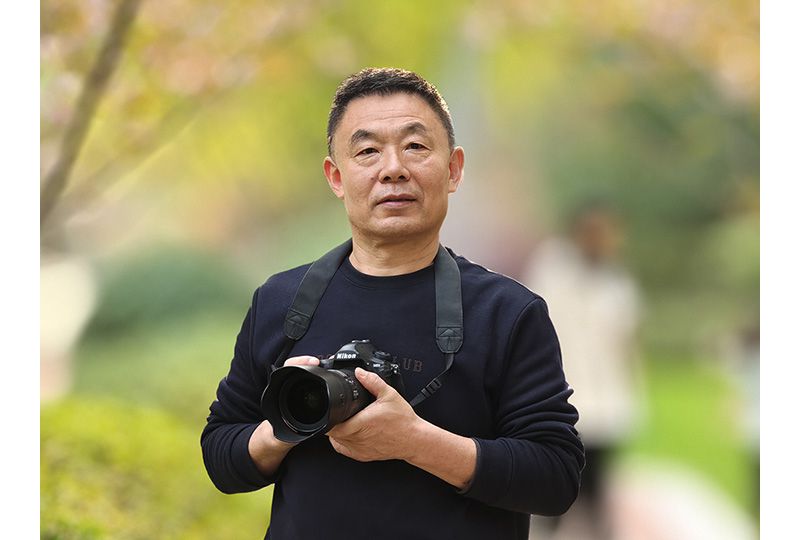 胡传智《东方摄影 · 我的2024》：《买鸭蛋的小姑娘》