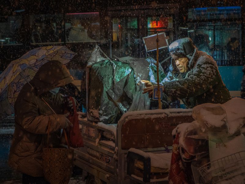 张玉庆《东方摄影 · 我的2025》-《在雨中》