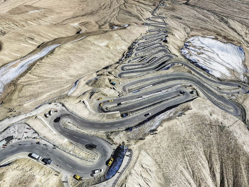 马丽《东方摄影 · 我的2025》-《盘桓帕米尔高原上的盘龙古道》 ...