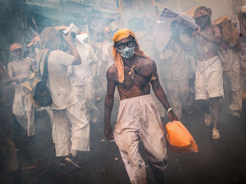 储璨璨《东方摄影 · 我的2025》-《镜头下的普吉岛九皇斋节》 ...